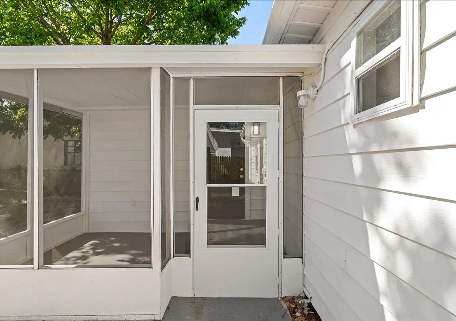Charming 3-Bedroom Home in the Heart of Clearwater 1576 S Washington Ave — Photo 3