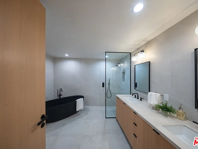 10352 Riverside Dr #103 — Photo 10