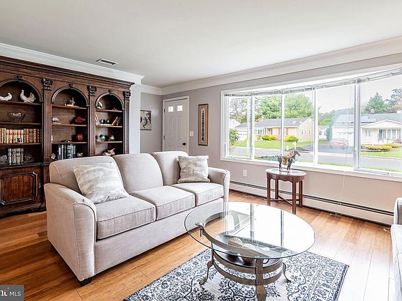 4th image of 24 Beaverbrook Dr