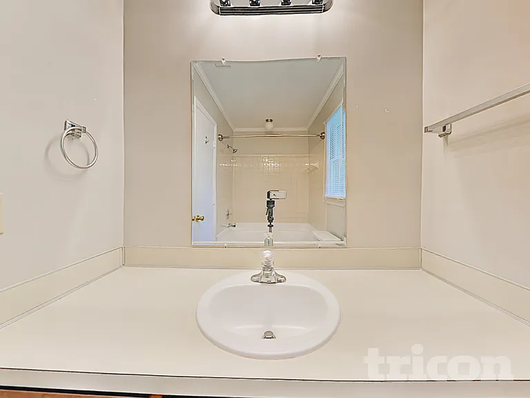 2820 Royal Ridge Ln — Photo 9