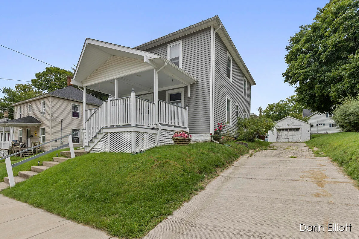 921 Hackett St photo 1