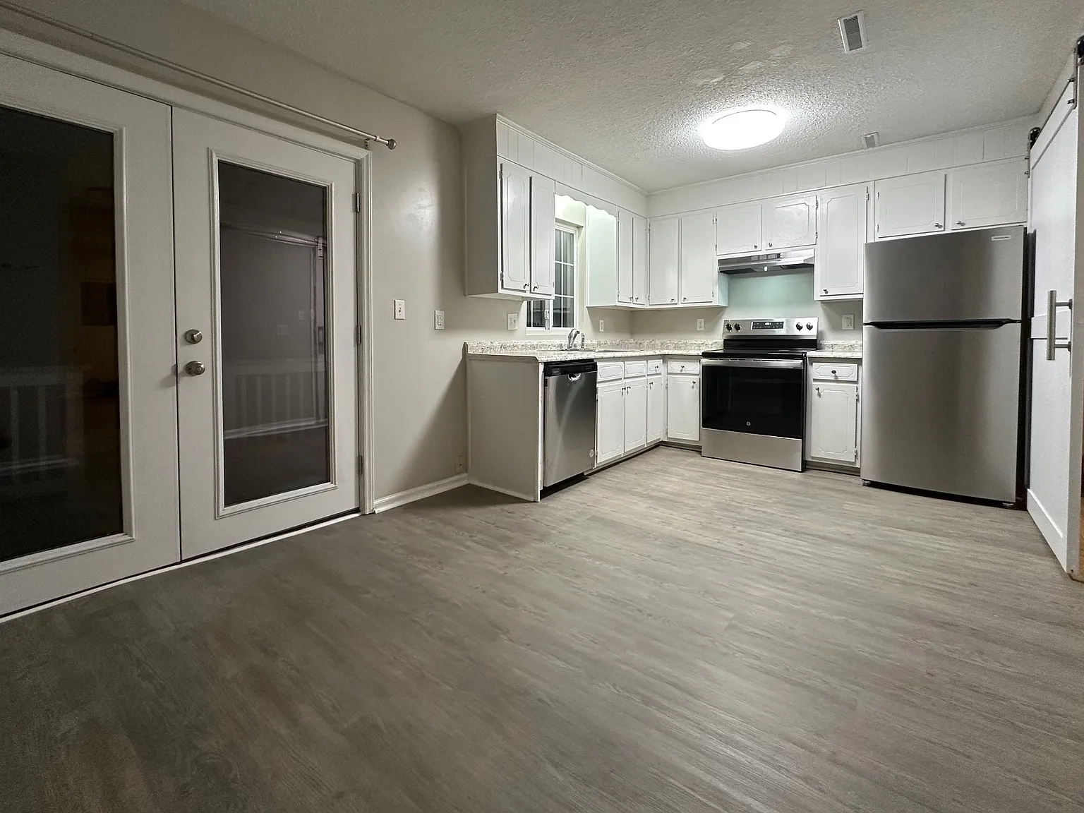 2 bed, 1.5 bath, 1022 sqft, $1,050 — Photo 2
