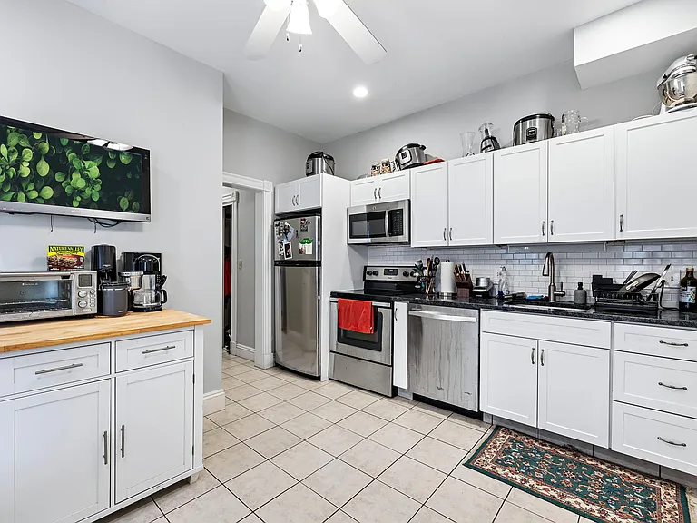 648 E 7th St #2 — Photo 3
