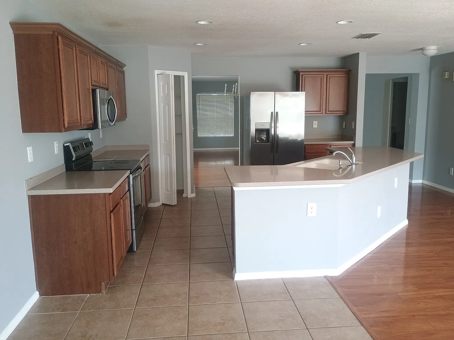 4 bed, 3.5 bath, 2759 sqft, $2,350 — Photo 4