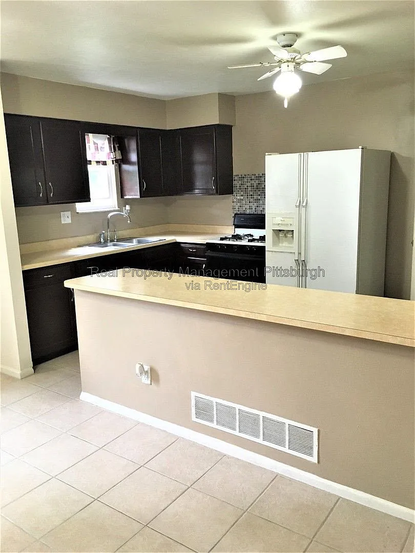 3 bed, 1.0 bath, 950 sqft, $1,300 — Photo 3