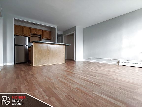3rd image of 444 W Wellington Ave