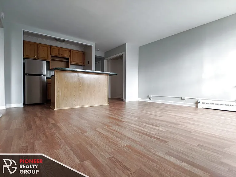 444 W Wellington Ave — Photo 3