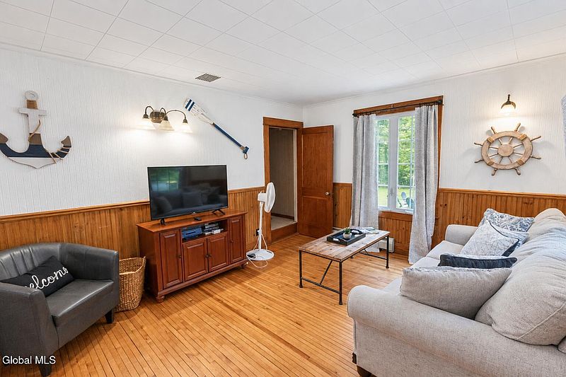 4th image of 104 Birch Avenue