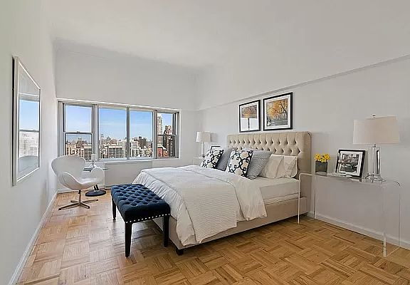 4th image of 118 E 60th St #34EF