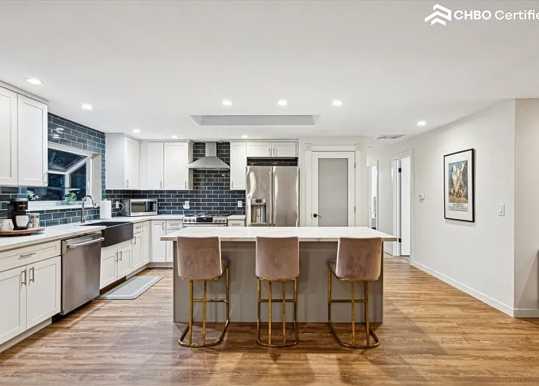 Gorgeous Fully Stocked Kitchen
