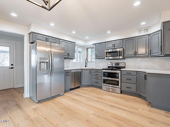 3rd image of 5517 W SUNNYSLOPE Lane