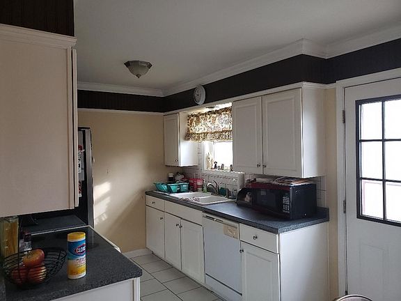 5th image of 25 Thatcher Ave