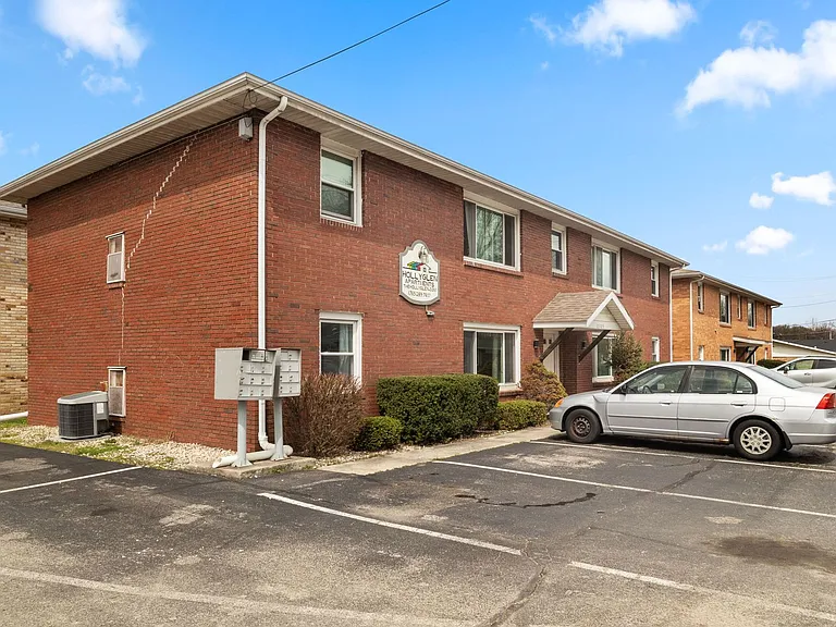 Hollyglen Apartments - Your Next Home in the Heart of Yorktown Schools — Photo 32