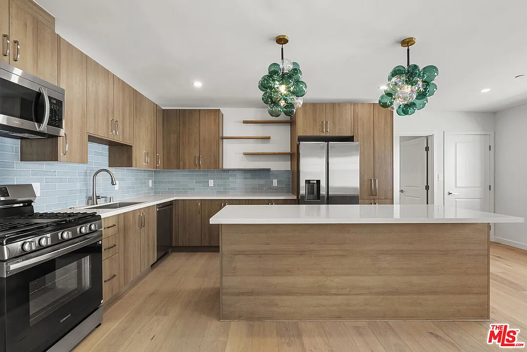 2 bed, 2.0 bath, 892 sqft, $4,700 — Photo 4