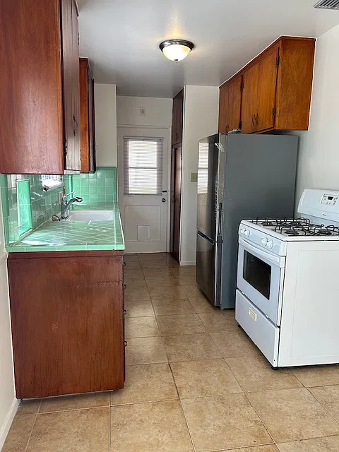 3 bed, 1330 sqft, $3,299 — Photo 3