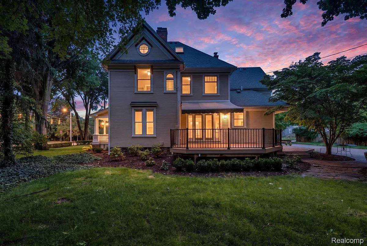 4 bed, 3.5 bath, 3850 sqft, $5,000 — Photo 1