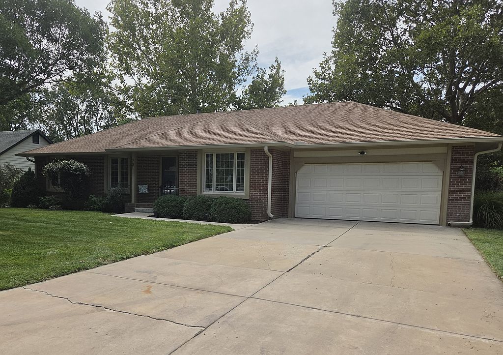 701 Dover Dr - Property Image
