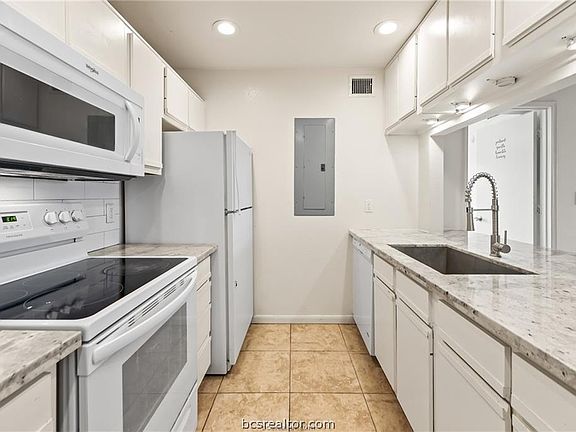5th image of 515 Sw Pkwy #301
