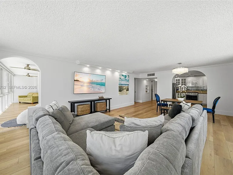 5401 Collins Ave #102 — Photo 6