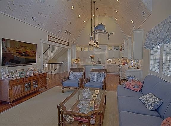 2nd floor Great Room w/vaulted ceilings