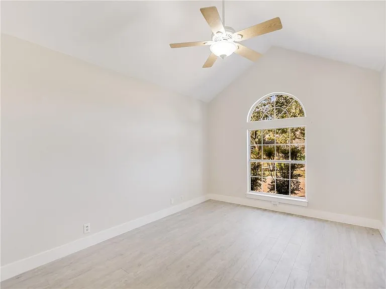 207 Tellus St — Photo 17