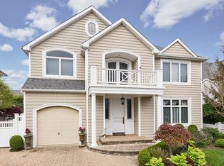 21 Crescent Cove Cir, Seaford, NY 11783