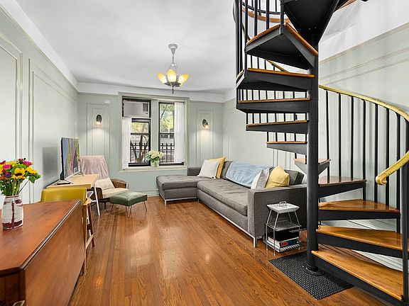 3rd image of 461 W 44th St