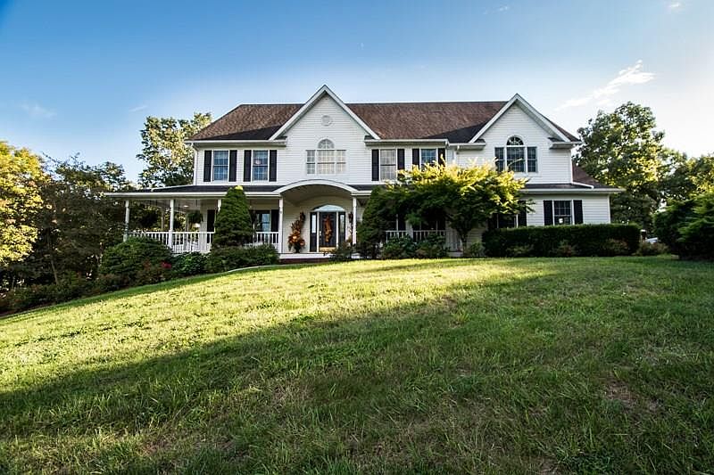 1st image of 72 Oakwood Dr