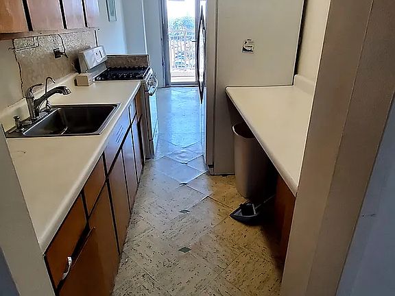 4th image of 2935 W 5th St APT 5B