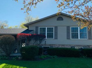 60 Tweed Rd, Fox Lake, IL 60020