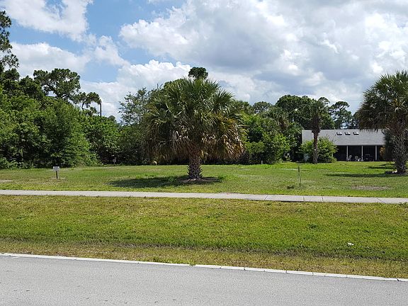 2nd image of 544 NW Floresta Drive