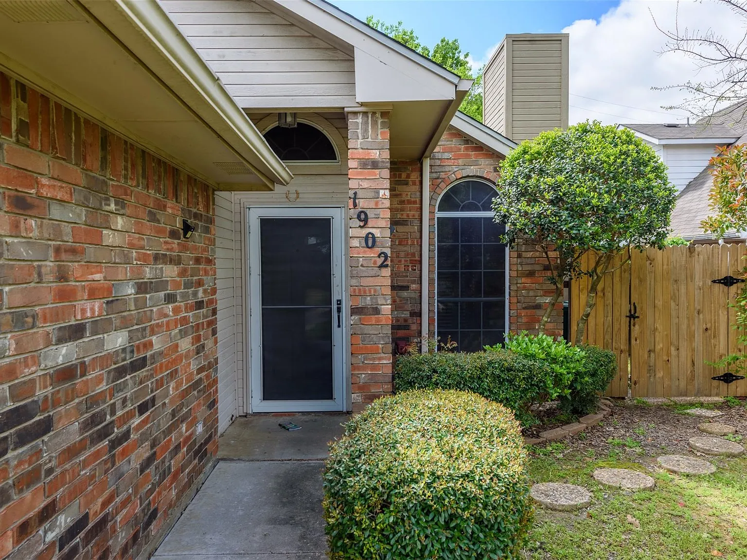 3 bed, 1182 sqft, $1,800 — Photo 3