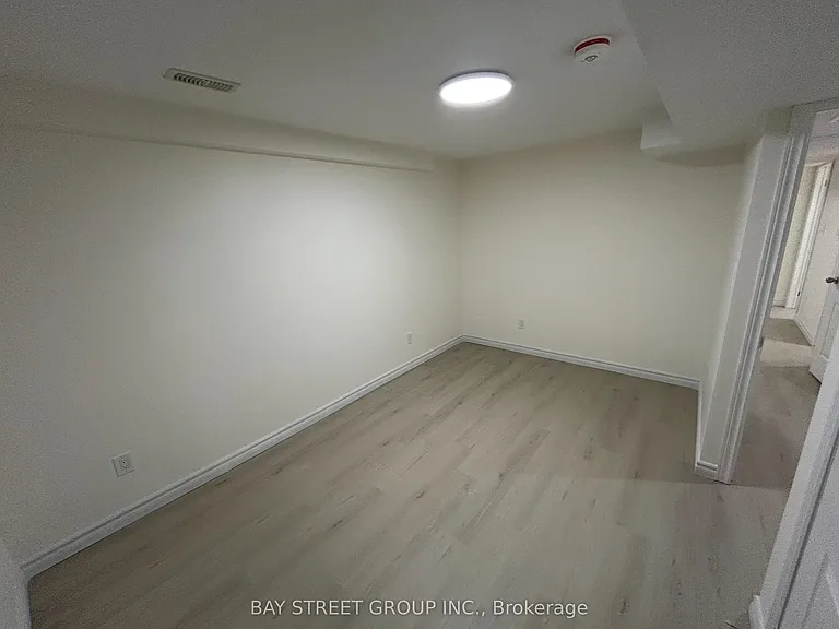 33 Jeffrey Nihda Cres #BASEMENT — Photo 8