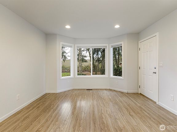 5th image of 11911 54th Drive NE