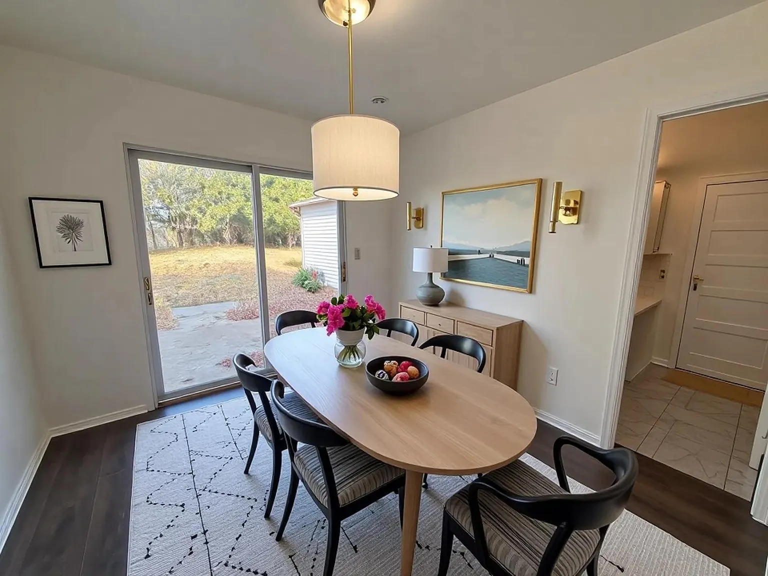 3 bed, 2.0 bath, 1077 sqft, $1,100 — Photo 2