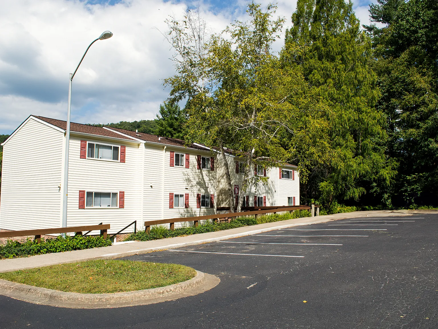 Pine Ridge Apartments — Photo 3