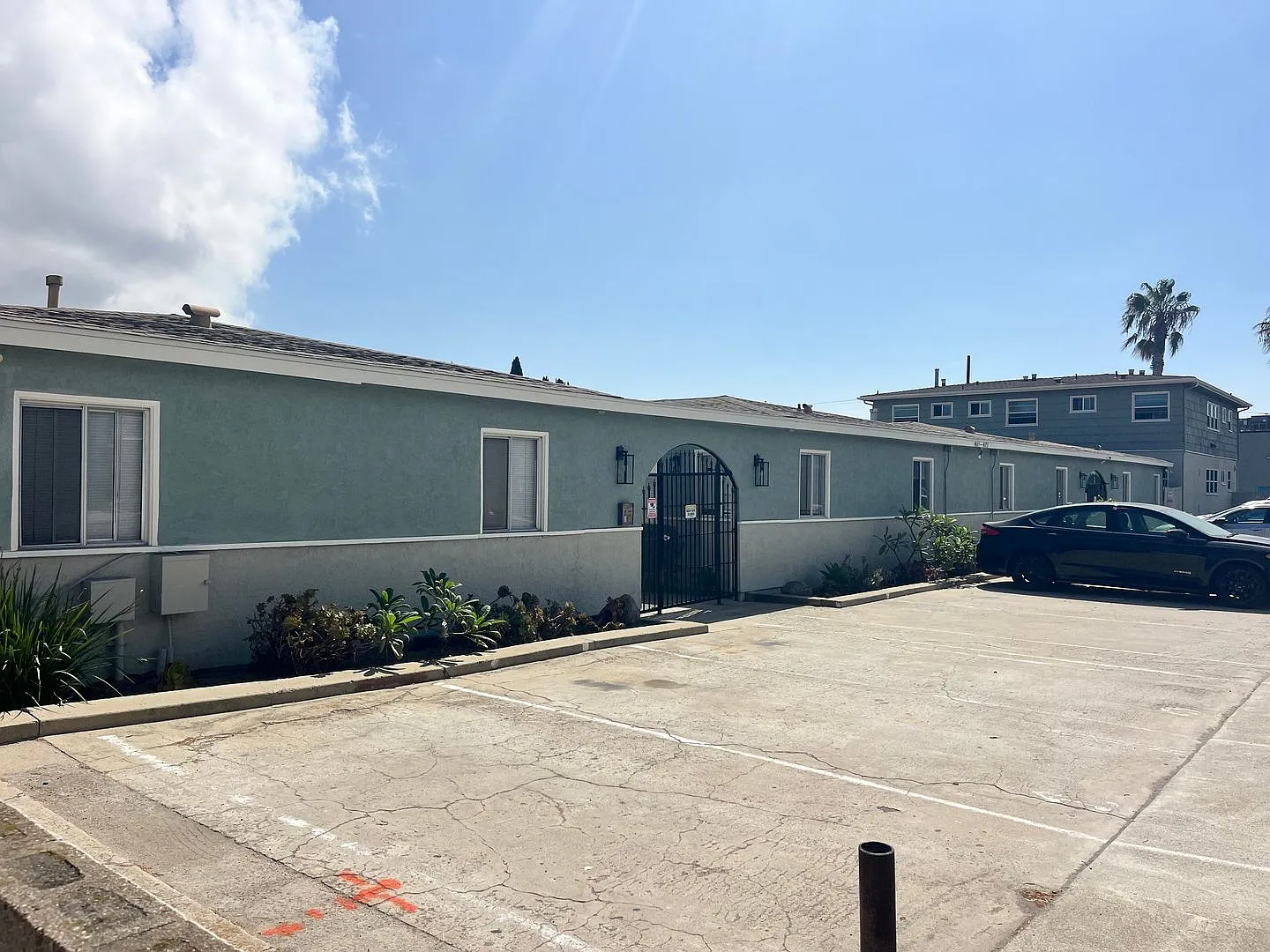 4105 Ingraham St — Photo 1