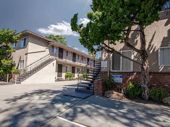 4th Street Apartment Building & Sidewalk