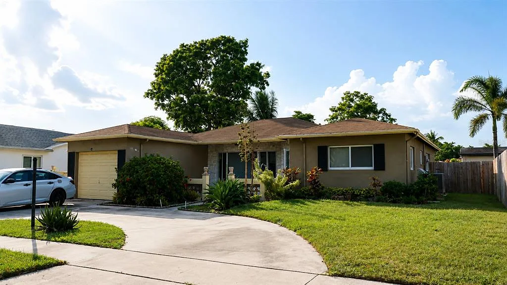 4 bed, 2.0 bath, 1785 sqft, $4,100 — Photo 2