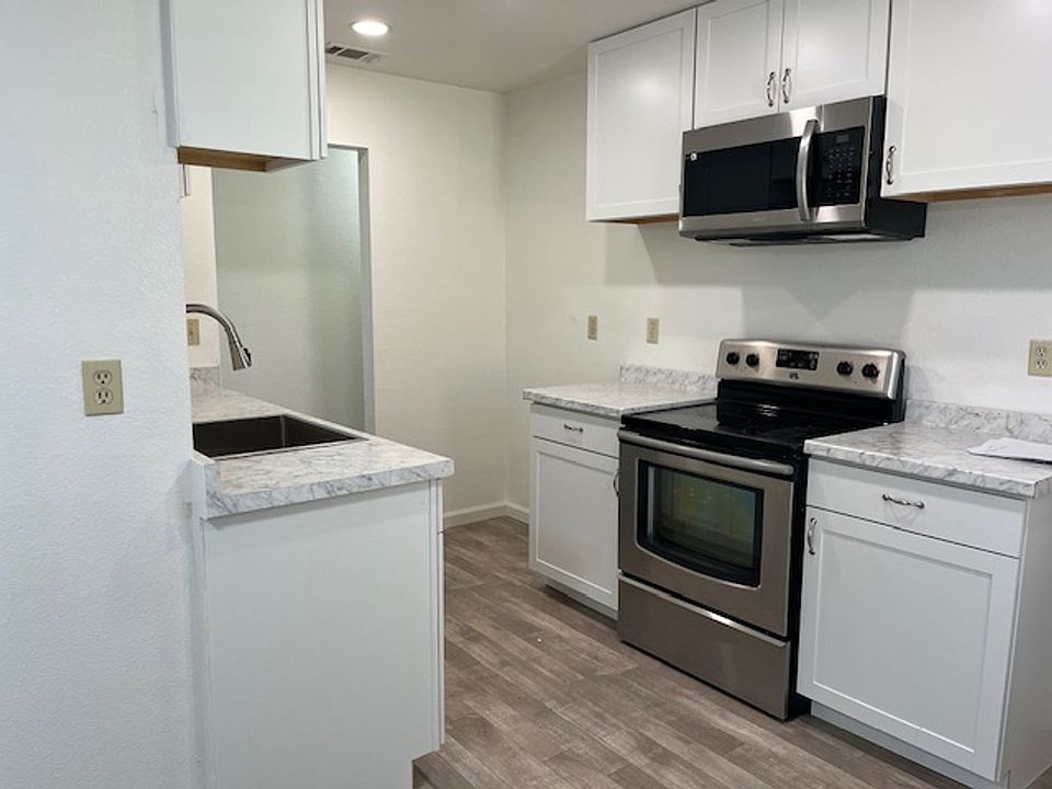 2nd image of 6031 Carolina Cir