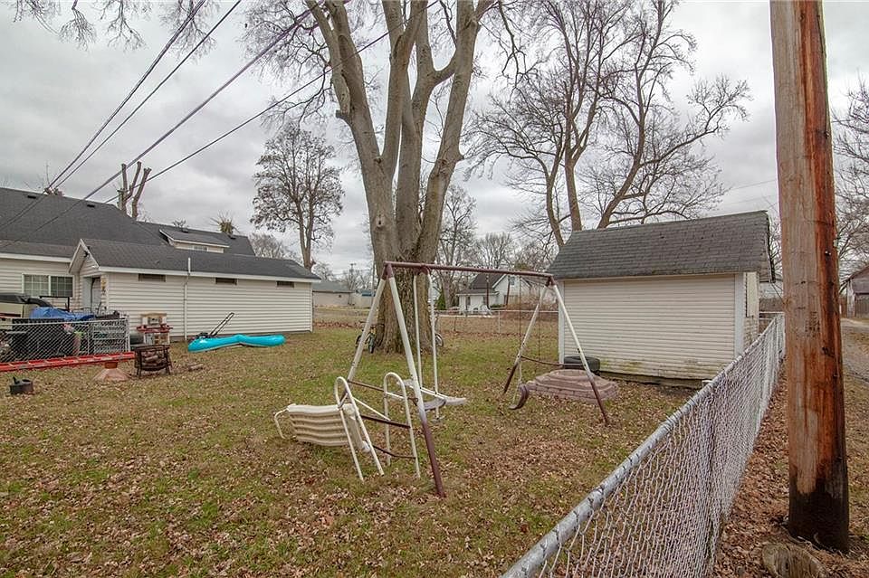 2nd image of 602 S Clinton St