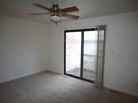 Master suite w/ balcony