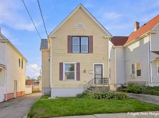407 4th St, Waukegan, IL 60085