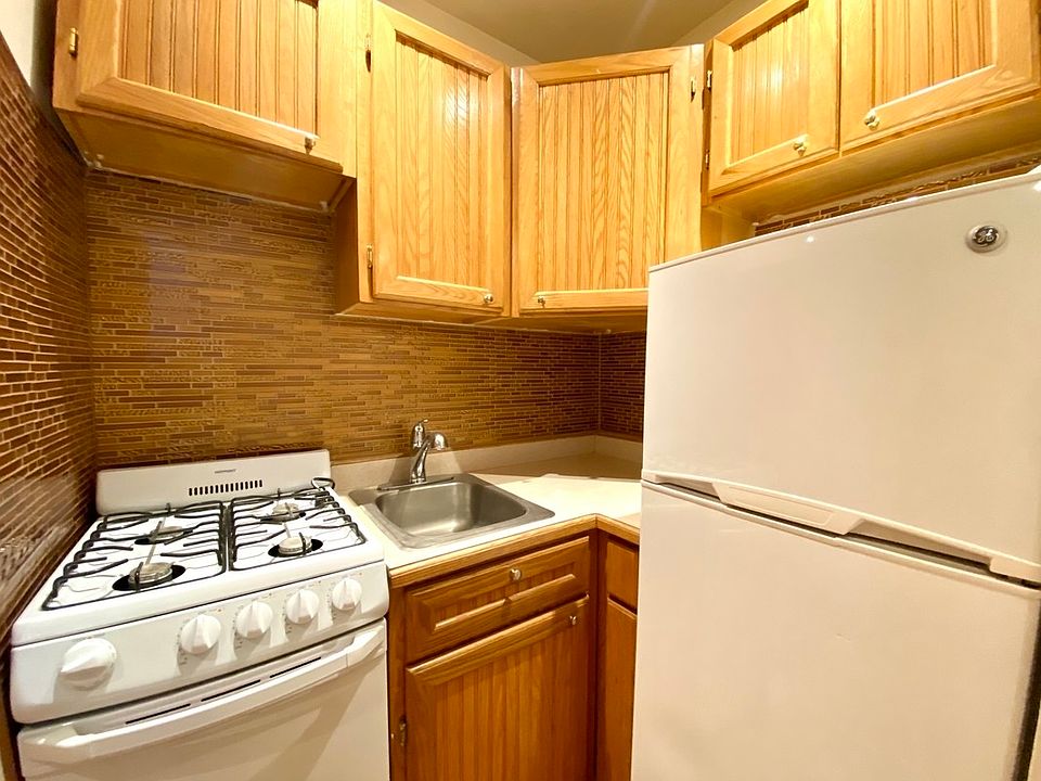 2nd image of 226 W 78th St APT 4F