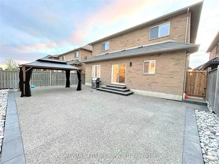 88 Sundance Cres — Photo 27