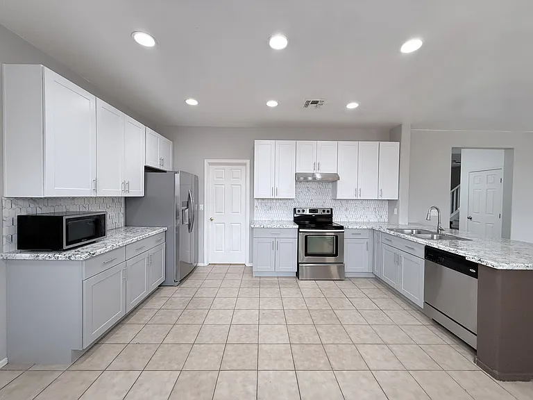 6830 S 70th Dr — Photo 1