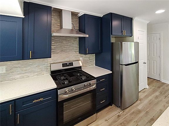 4th image of 8443 Park Ridge Ln