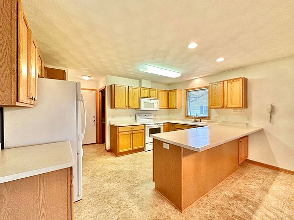 4th image of 2488 Winthrop Dr