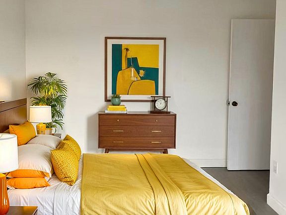 Bedroom #2 (Cuarto #2). Virtually staged (Imagen con muebles digitales).