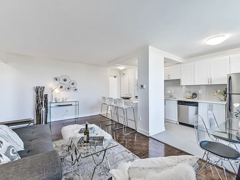 20 Prince Arthur Ave — Photo 6